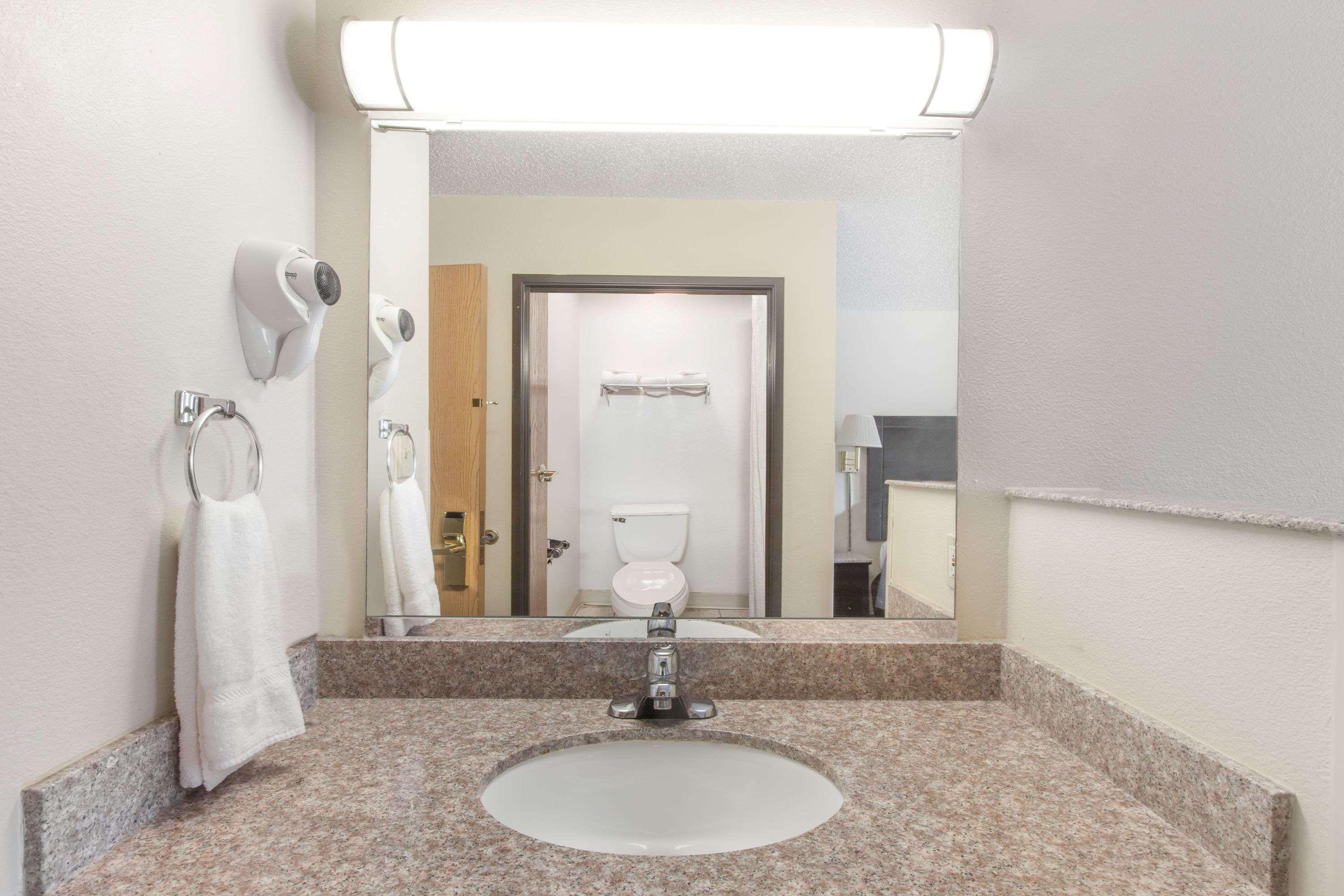 מלון Super 8 By Wyndham Cleveland Tx מראה חיצוני תמונה