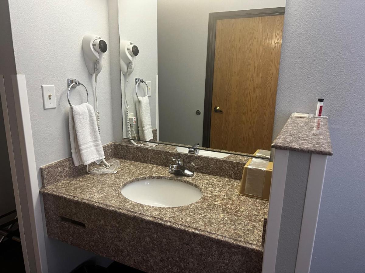 מלון Super 8 By Wyndham Cleveland Tx מראה חיצוני תמונה