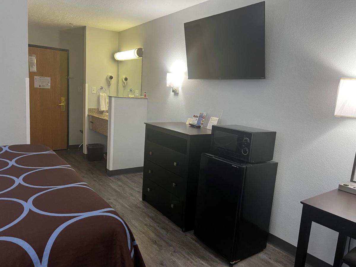 מלון Super 8 By Wyndham Cleveland Tx מראה חיצוני תמונה
